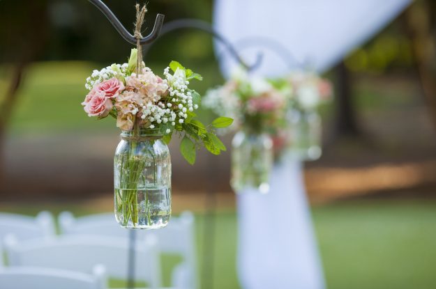 Best Altar Flowers for a Wedding